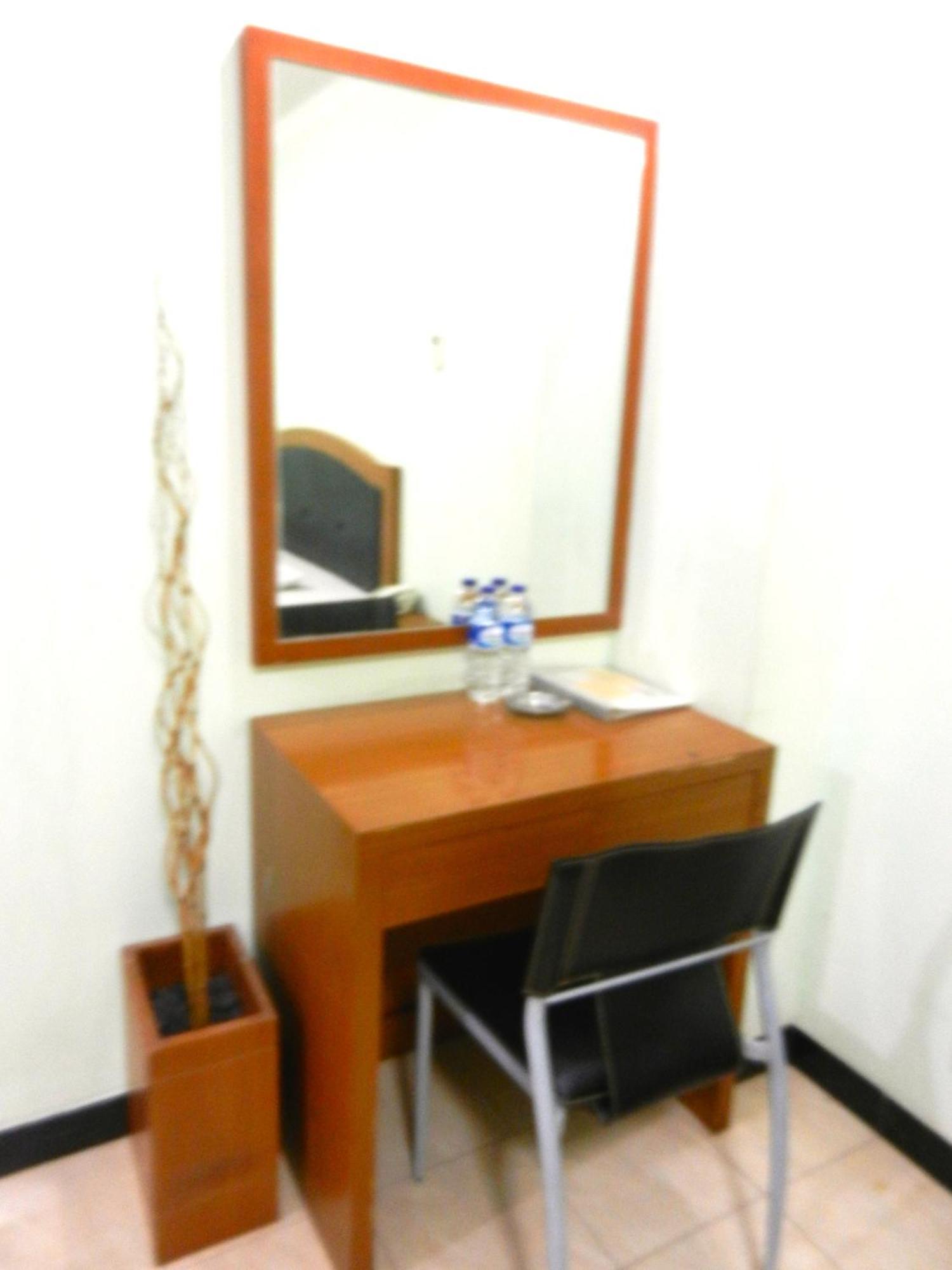 Karsa Utama Hotel Jakarta Szoba fotó